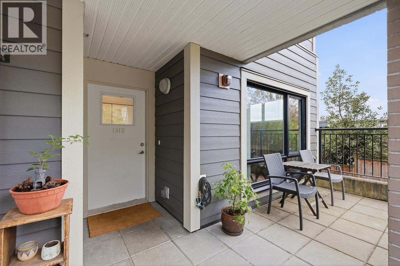 1312 Fifth Avenue, New Westminster, British Columbia  V3M 0K5 - Photo 2 - R3116607