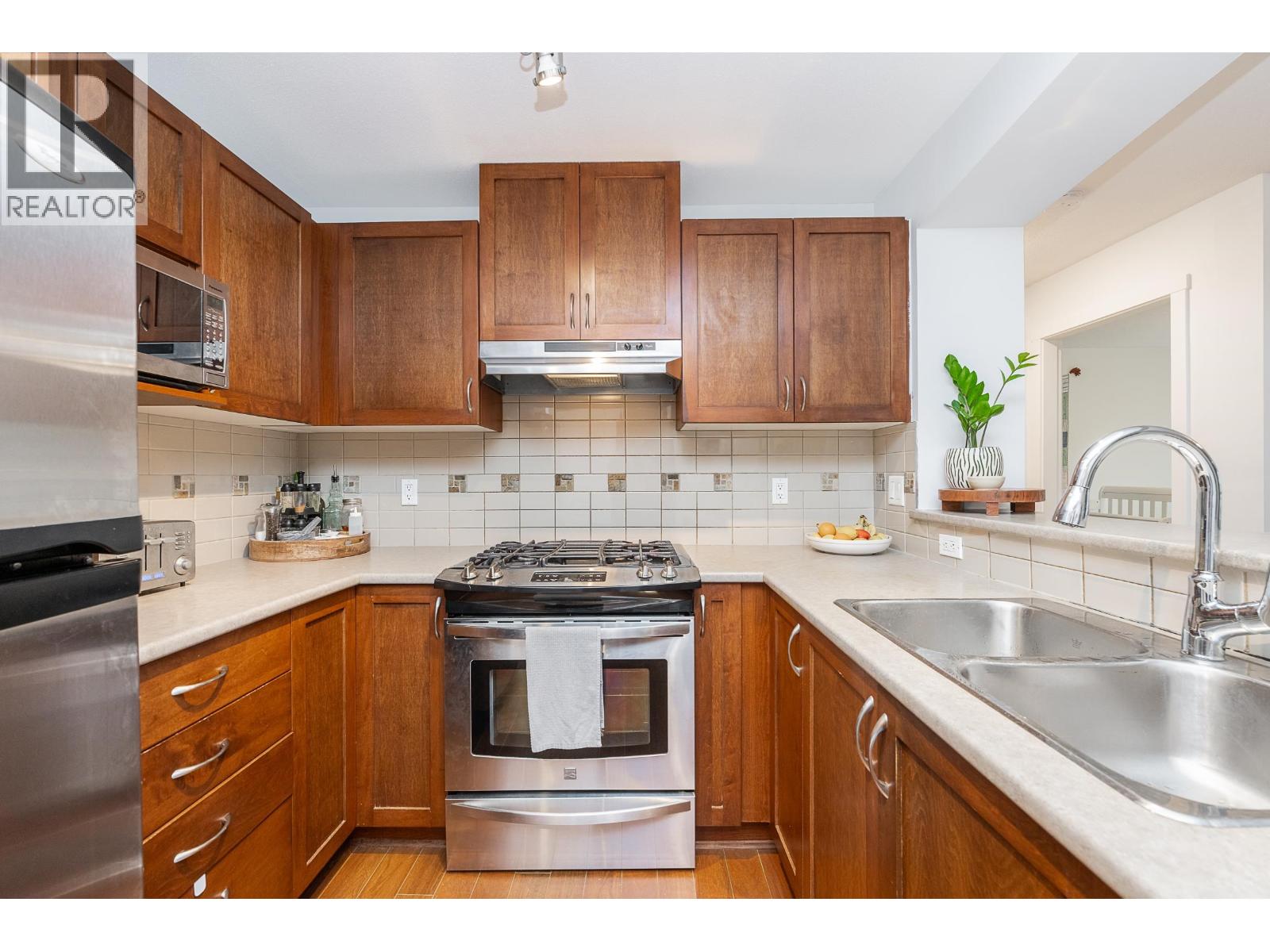 201 2951 Silver Springs Boulevard, Coquitlam, British Columbia  V3E 3S4 - Photo 2 - R3116616