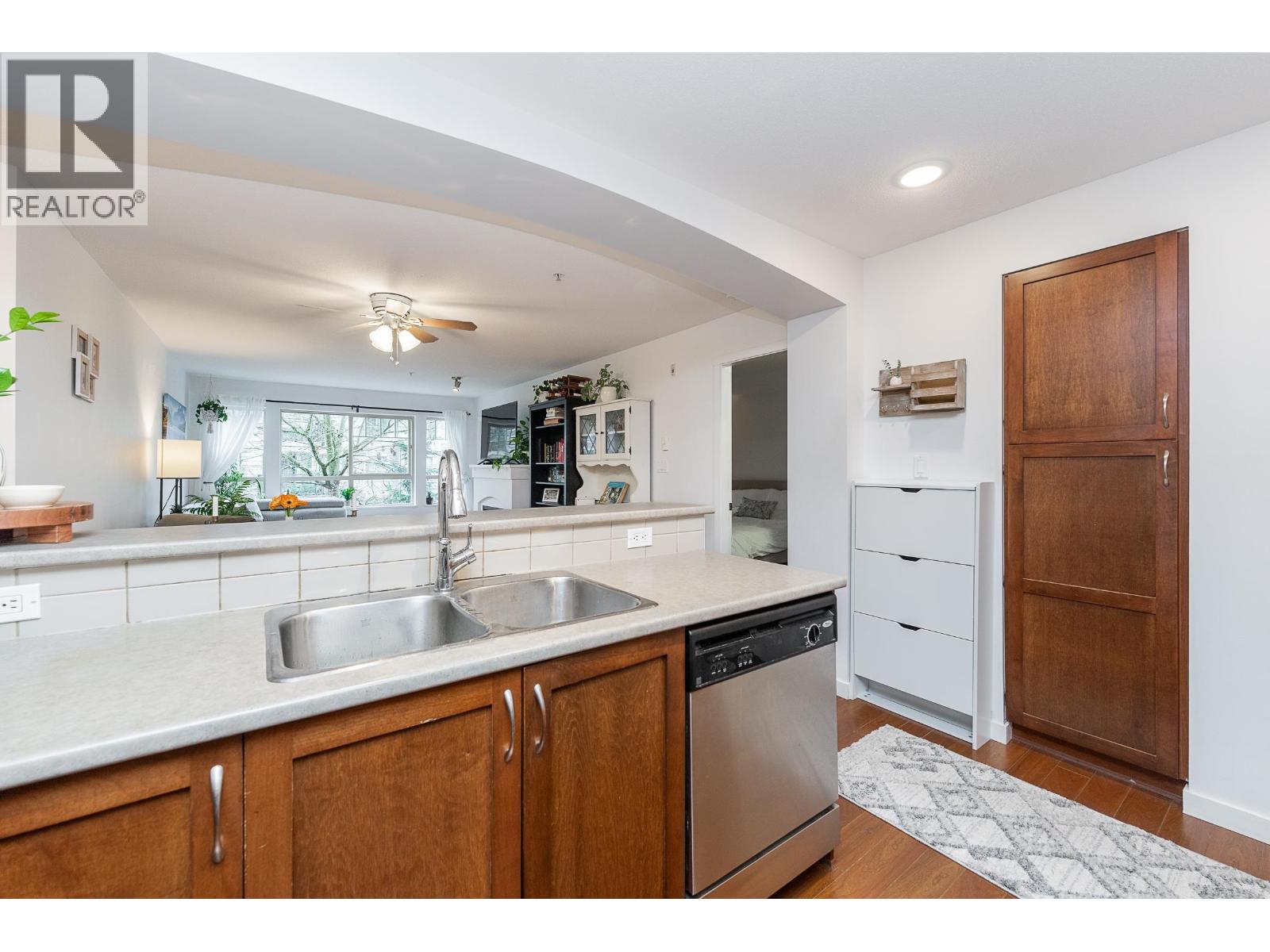 201 2951 Silver Springs Boulevard, Coquitlam, British Columbia  V3E 3S4 - Photo 3 - R3116616