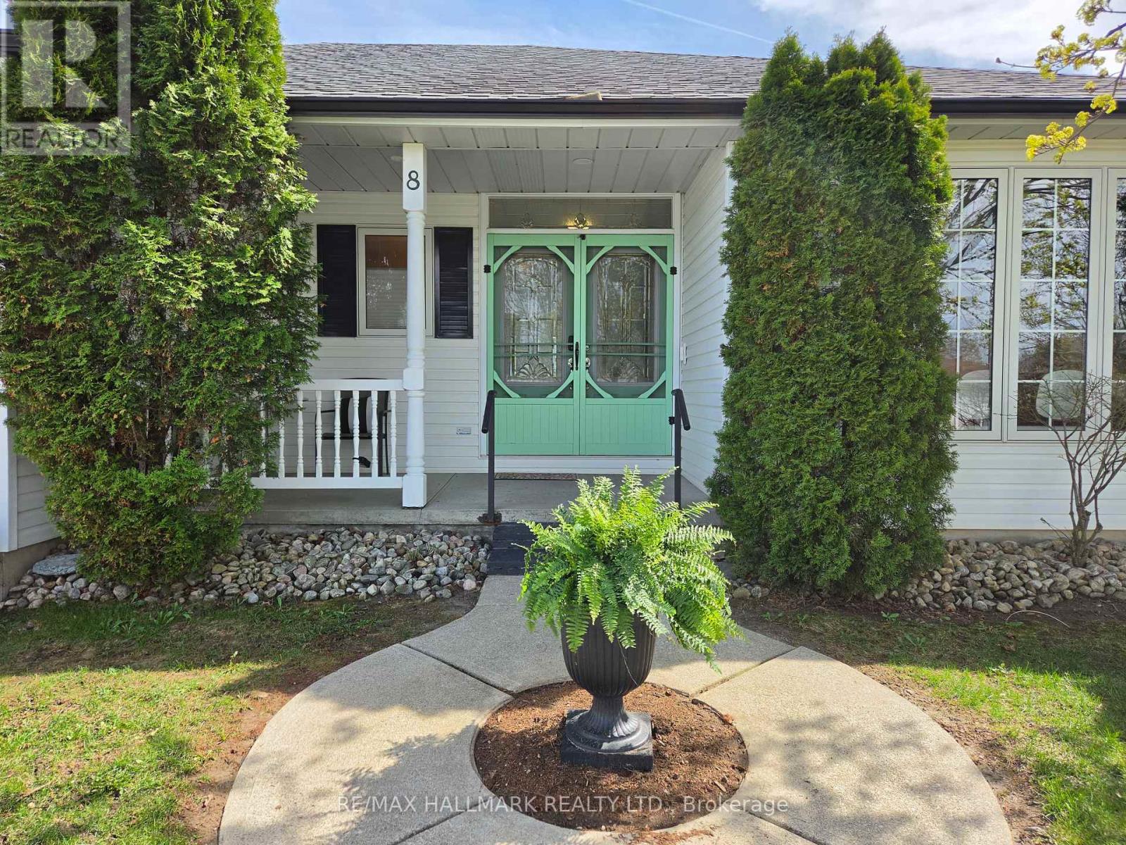 8 Greenfield Place, Wilmot, Ontario  N3A 2G6 - Photo 2 - X13012316