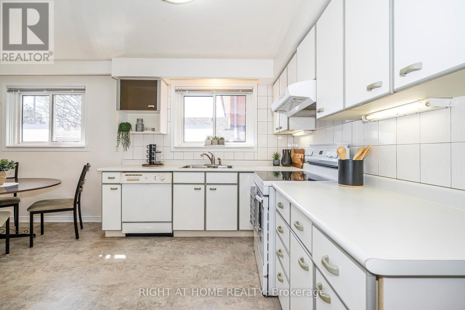 8 Mira Road, Markham (Thornhill), Ontario  L3T 2H6 - Photo 10 - N13053098