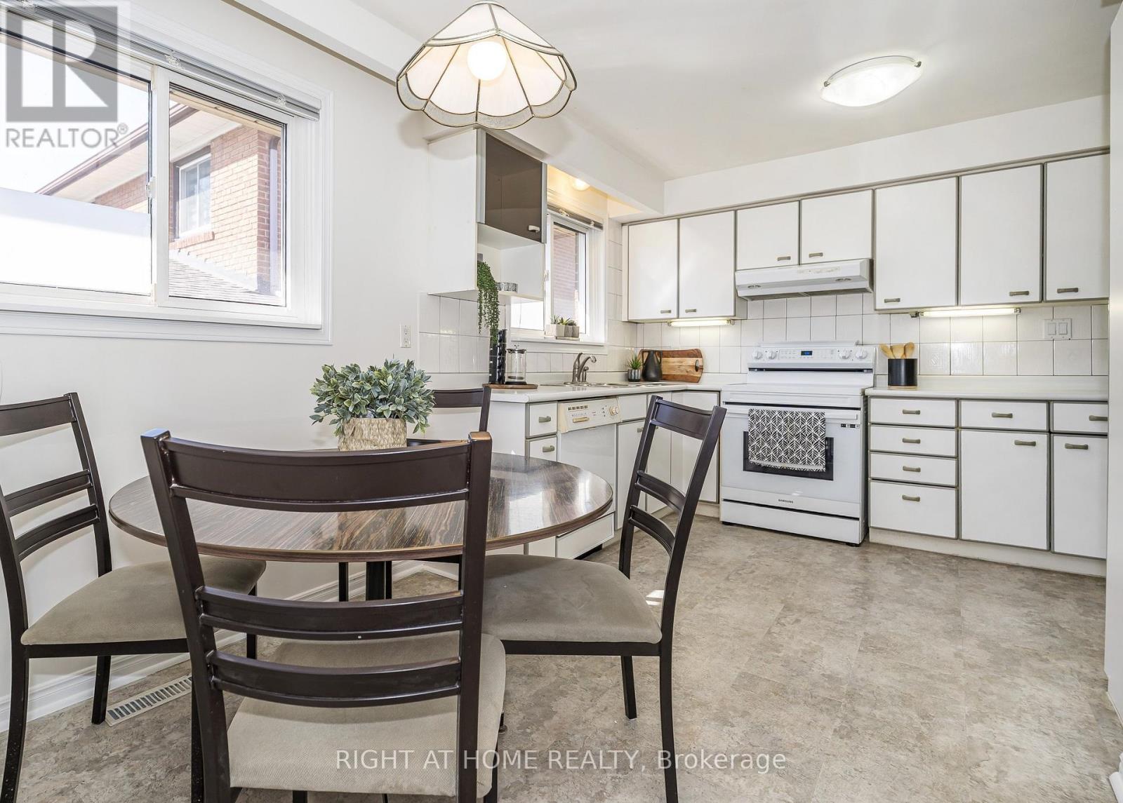 8 Mira Road, Markham (Thornhill), Ontario  L3T 2H6 - Photo 7 - N13053098