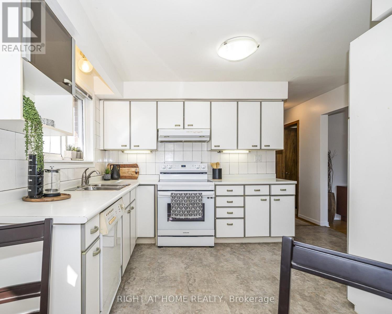 8 Mira Road, Markham (Thornhill), Ontario  L3T 2H6 - Photo 8 - N13053098