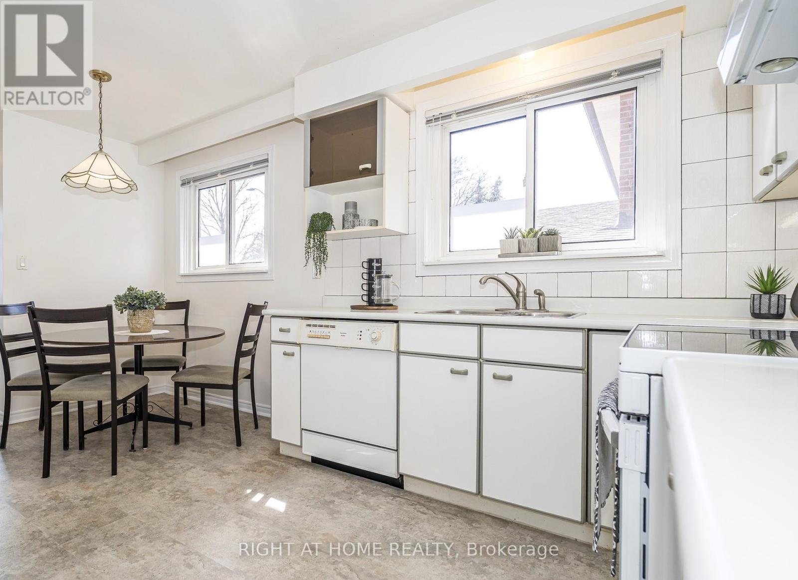 8 Mira Road, Markham (Thornhill), Ontario  L3T 2H6 - Photo 9 - N13053098