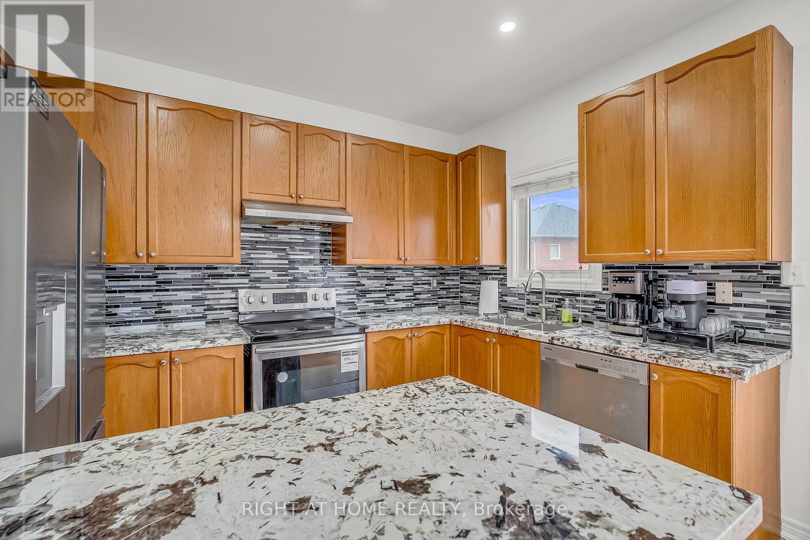 11 Tobermory Crescent, Brampton, Ontario  L6V 4T6 - Photo 11 - W13053172