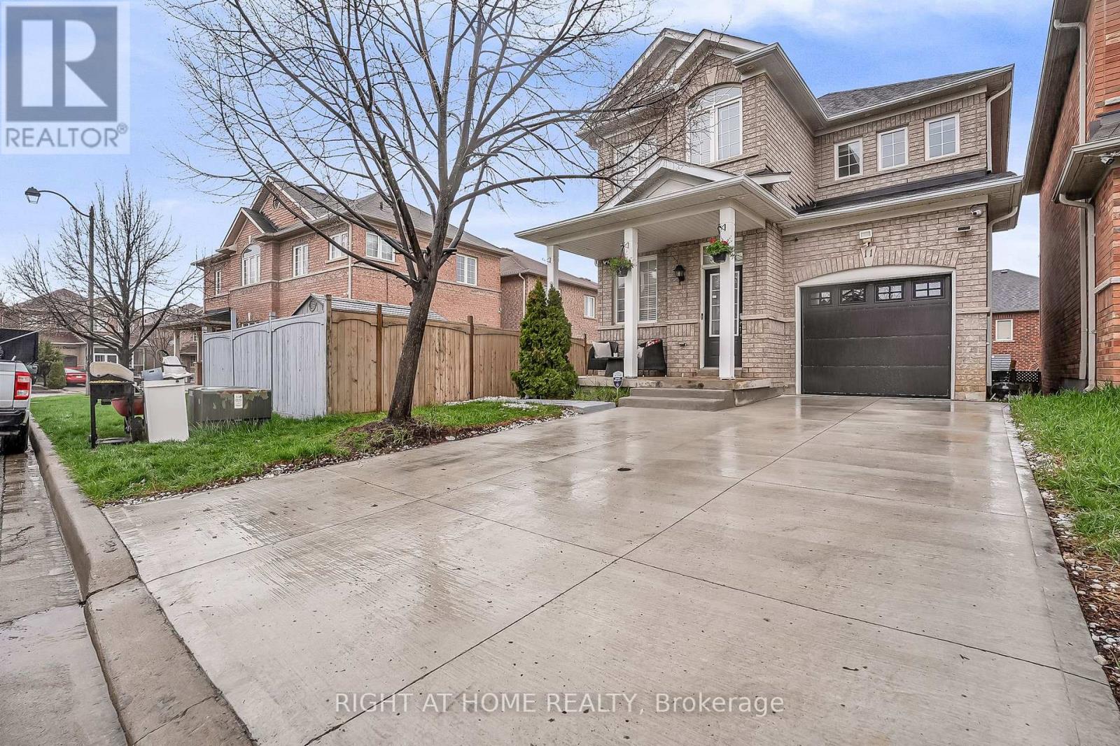 11 Tobermory Crescent, Brampton, Ontario  L6V 4T6 - Photo 3 - W13053172
