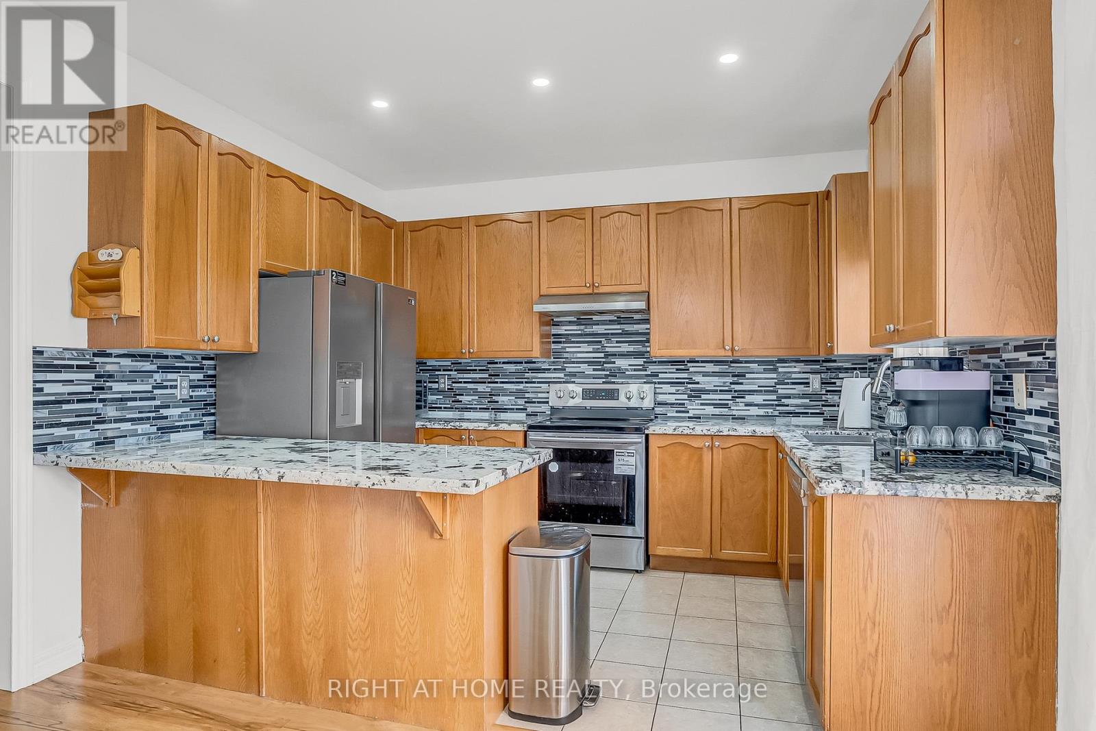 11 Tobermory Crescent, Brampton, Ontario  L6V 4T6 - Photo 8 - W13053172