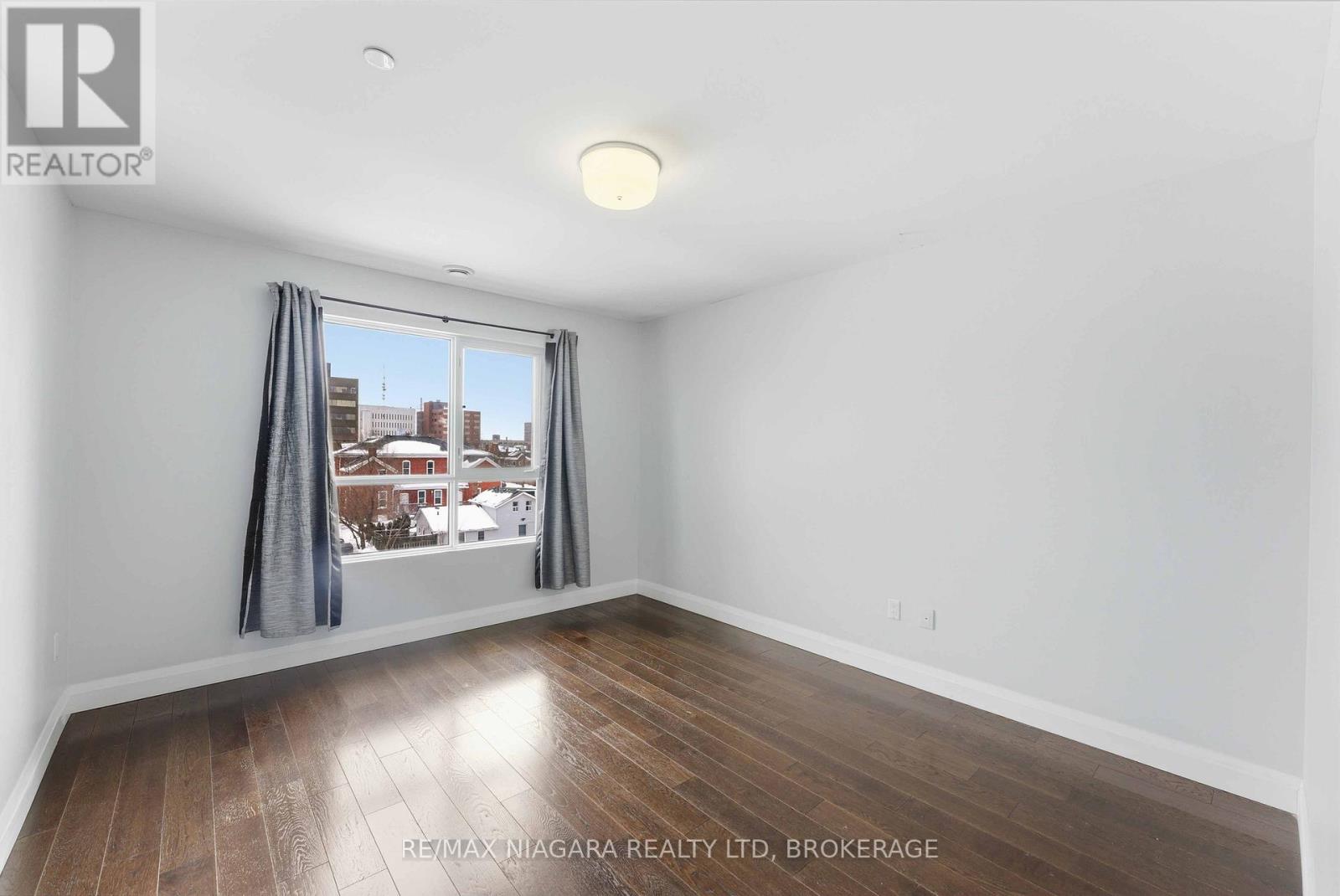 404 - 26 Wellington Street, St. Catharines, Ontario  L2R 5P8 - Photo 17 - X12929028