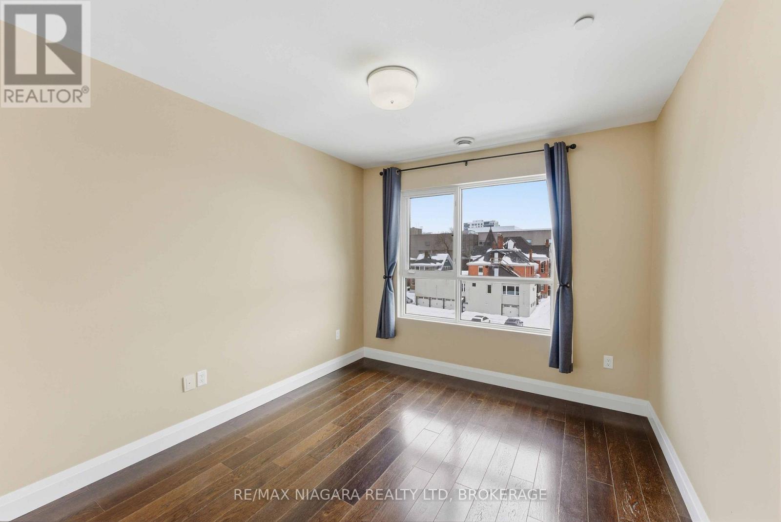 404 - 26 Wellington Street, St. Catharines, Ontario  L2R 5P8 - Photo 15 - X12929028