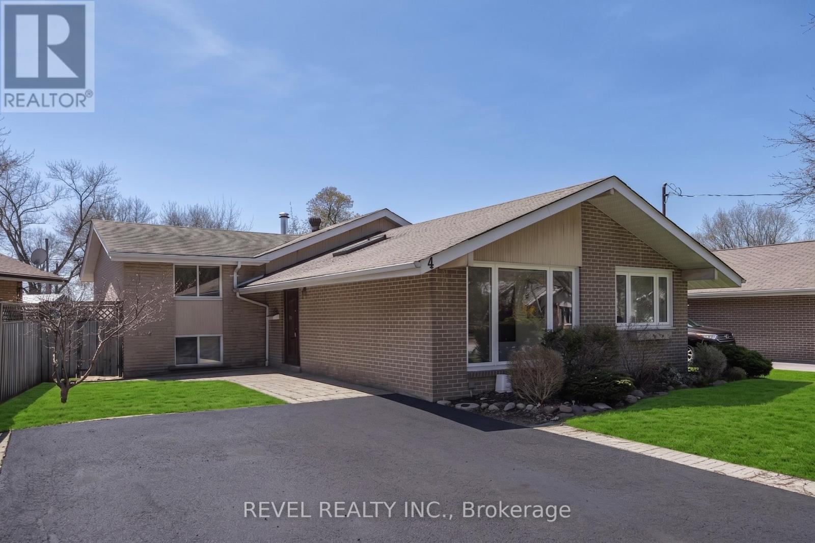 4 OAKLEY BOULEVARD, Toronto, Ontario