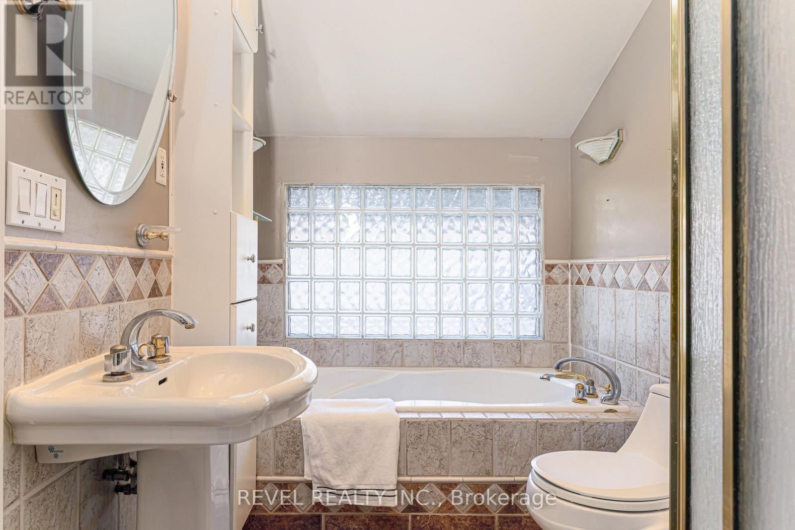 4 Oakley Boulevard, Toronto, Ontario  M1P 3P2 - Photo 13 - E13053334