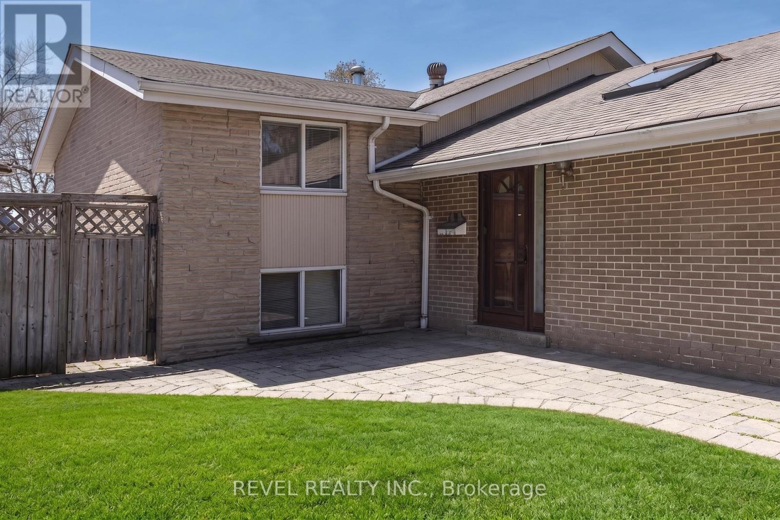 4 Oakley Boulevard, Toronto, Ontario  M1P 3P2 - Photo 2 - E13053334