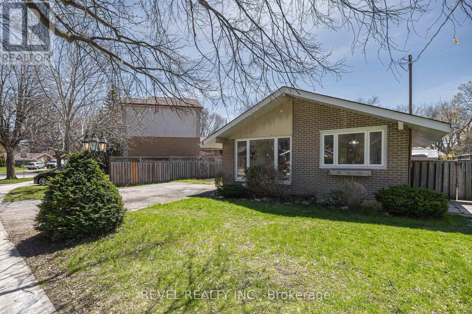 4 Oakley Boulevard, Toronto, Ontario  M1P 3P2 - Photo 28 - E13053334