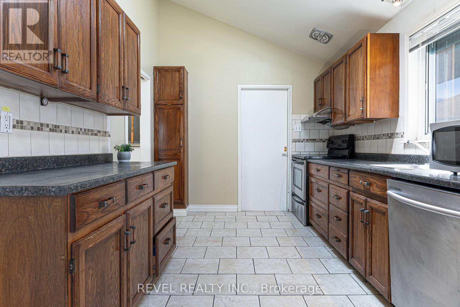 4 Oakley Boulevard, Toronto, Ontario  M1P 3P2 - Photo 7 - E13053334