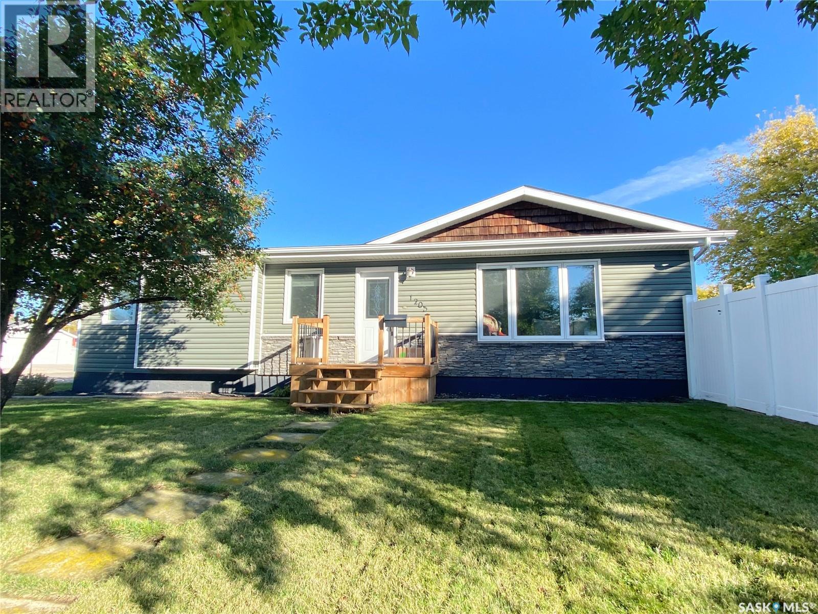 1205 Douglas ROAD, Weyburn, Saskatchewan