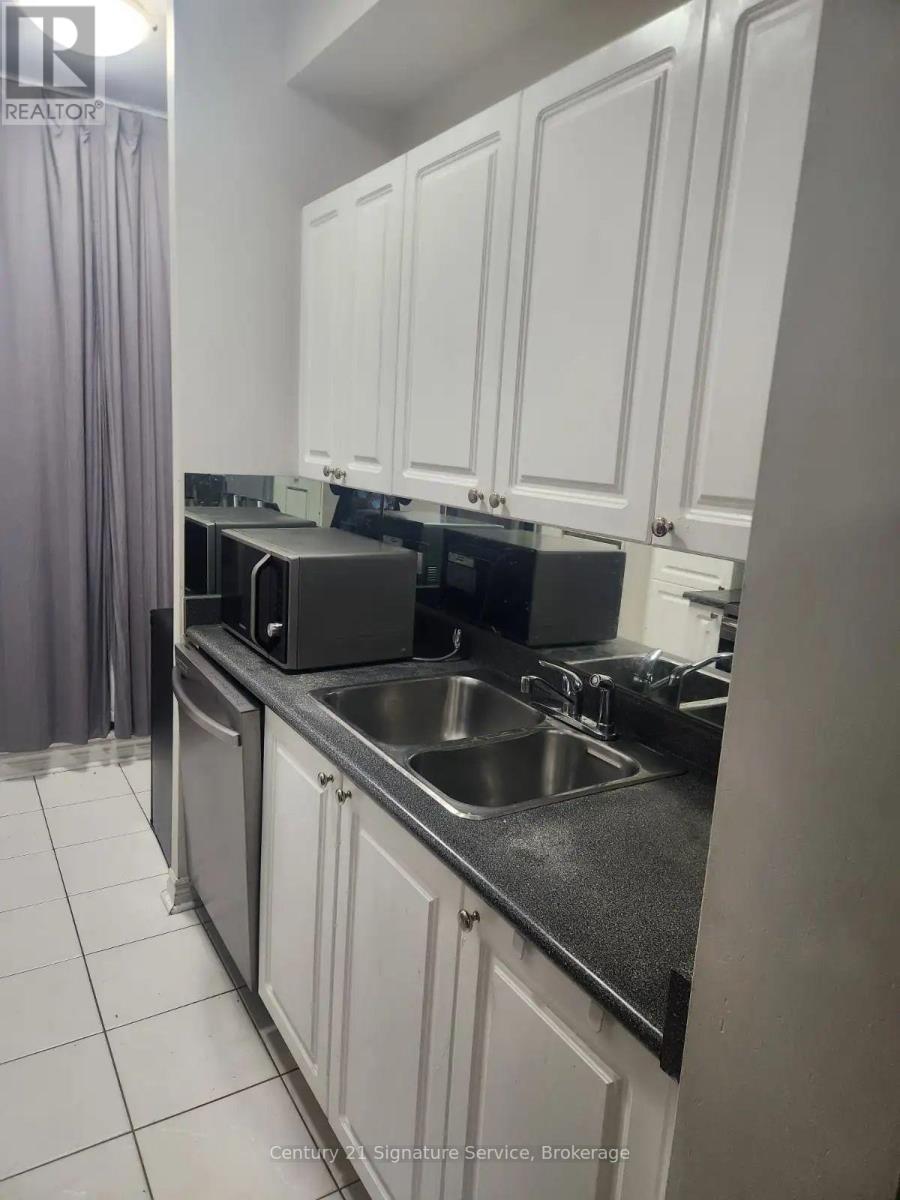 209 - 33 Elm Drive W, Mississauga, Ontario  L5B 4M2 - Photo 2 - W13053340