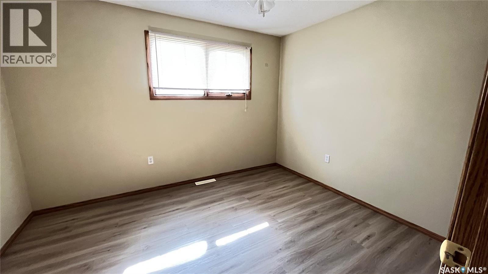 117 Herbert Street, Maple Creek, Saskatchewan  S0N 1N0 - Photo 25 - SK033709