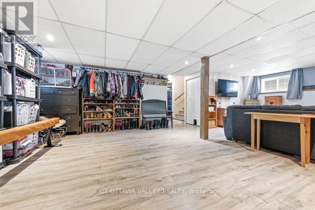 16 Heritage Drive, Petawawa, Ontario  K8H 3J3 - Photo 20 - X12830064