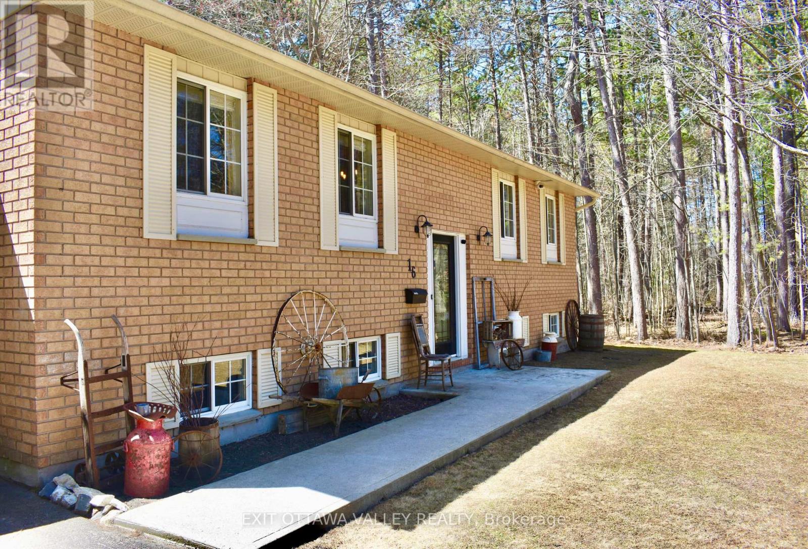 16 Heritage Drive, Petawawa, Ontario  K8H 3J3 - Photo 2 - X12830064