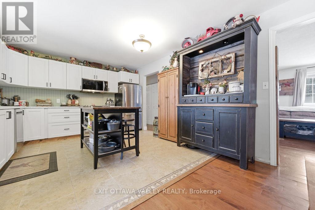 16 Heritage Drive, Petawawa, Ontario  K8H 3J3 - Photo 9 - X12830064