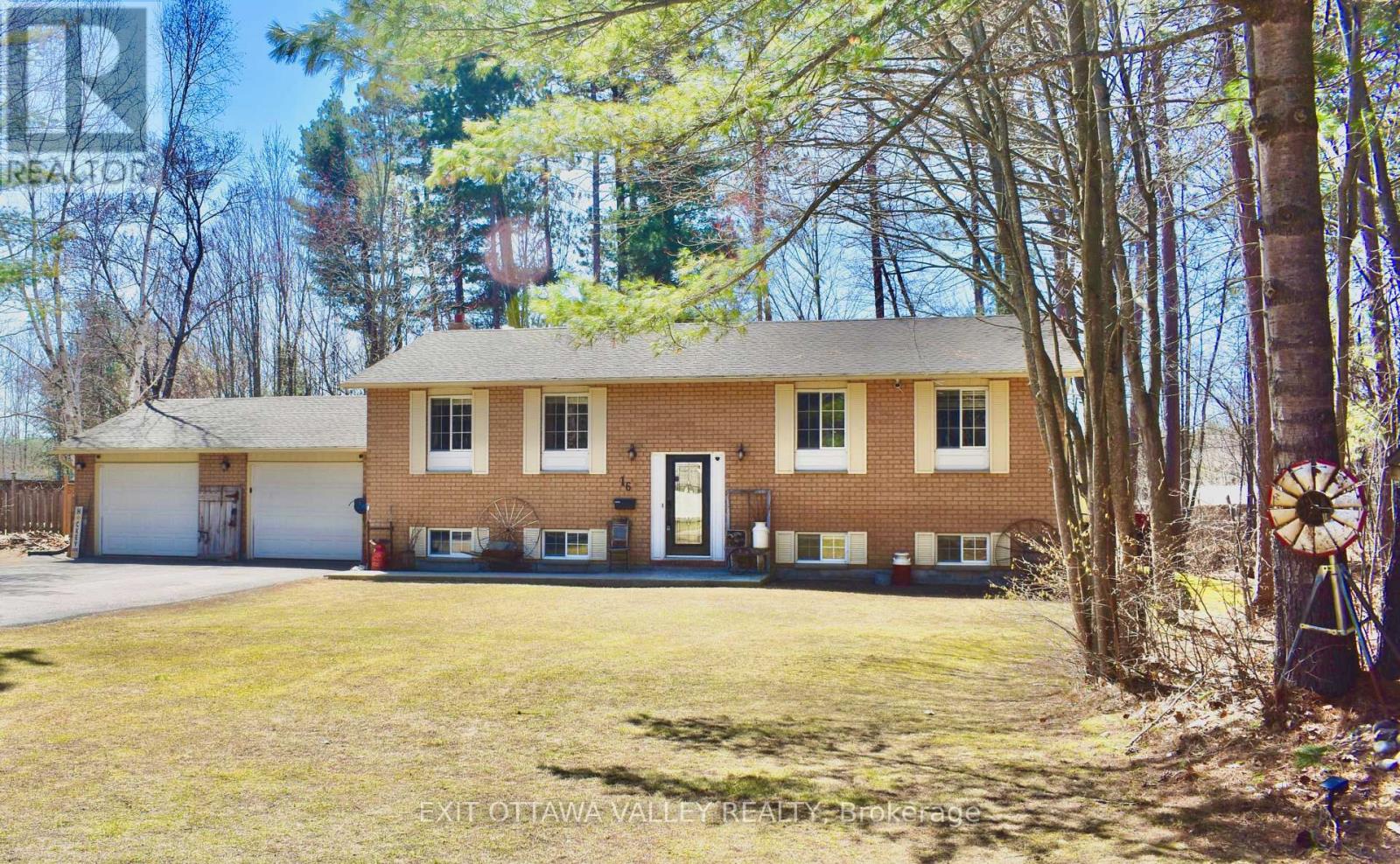 16 Heritage Drive, Petawawa, Ontario  K8H 3J3 - Photo 3 - X12830064