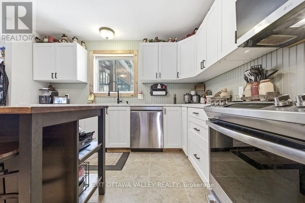 16 Heritage Drive, Petawawa, Ontario  K8H 3J3 - Photo 8 - X12830064