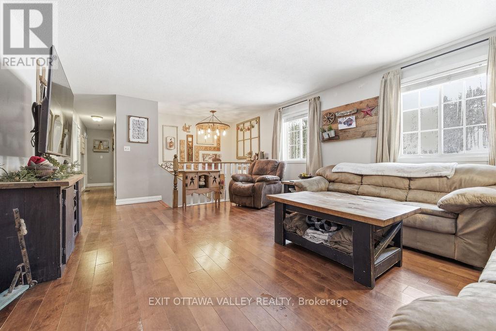 16 Heritage Drive, Petawawa, Ontario  K8H 3J3 - Photo 6 - X12830064