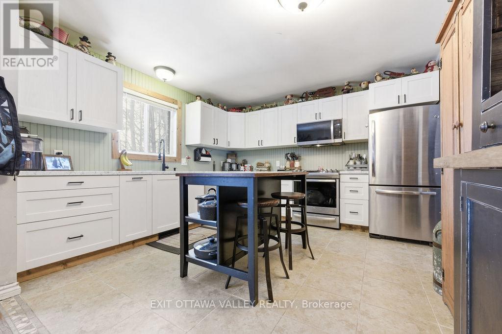 16 Heritage Drive, Petawawa, Ontario  K8H 3J3 - Photo 7 - X12830064