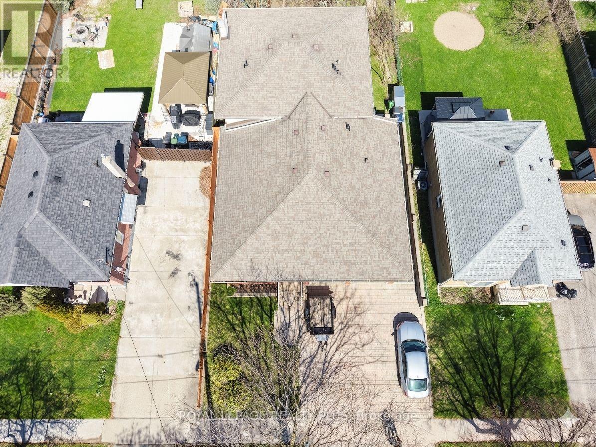 11 Ranwood Drive, Toronto, Ontario  M9N 3E8 - Photo 43 - W12909518