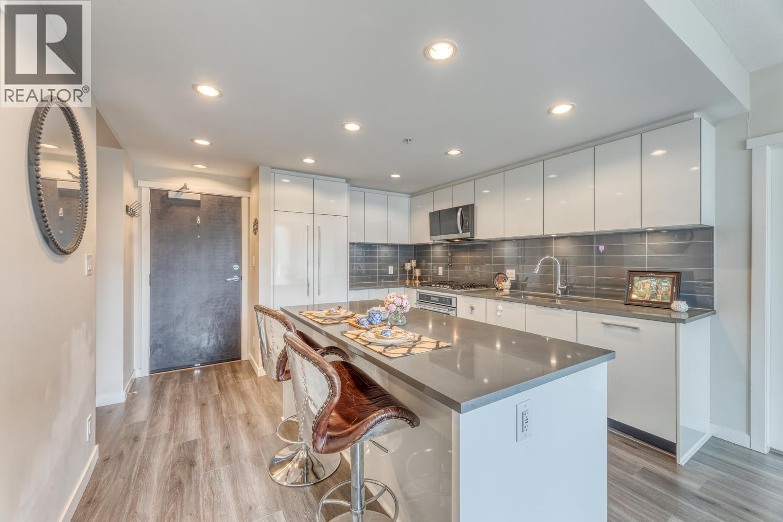 1004 3100 Windsor Gate, Coquitlam, British Columbia  V3B 0P3 - Photo 3 - R3116654