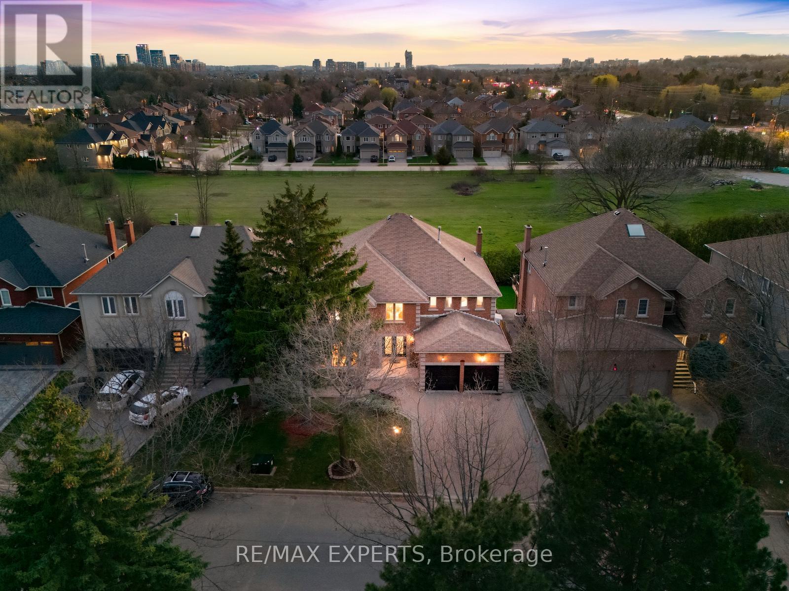 11 Horizon Court, Richmond Hill, Ontario  L4B 3G1 - Photo 3 - N13041606