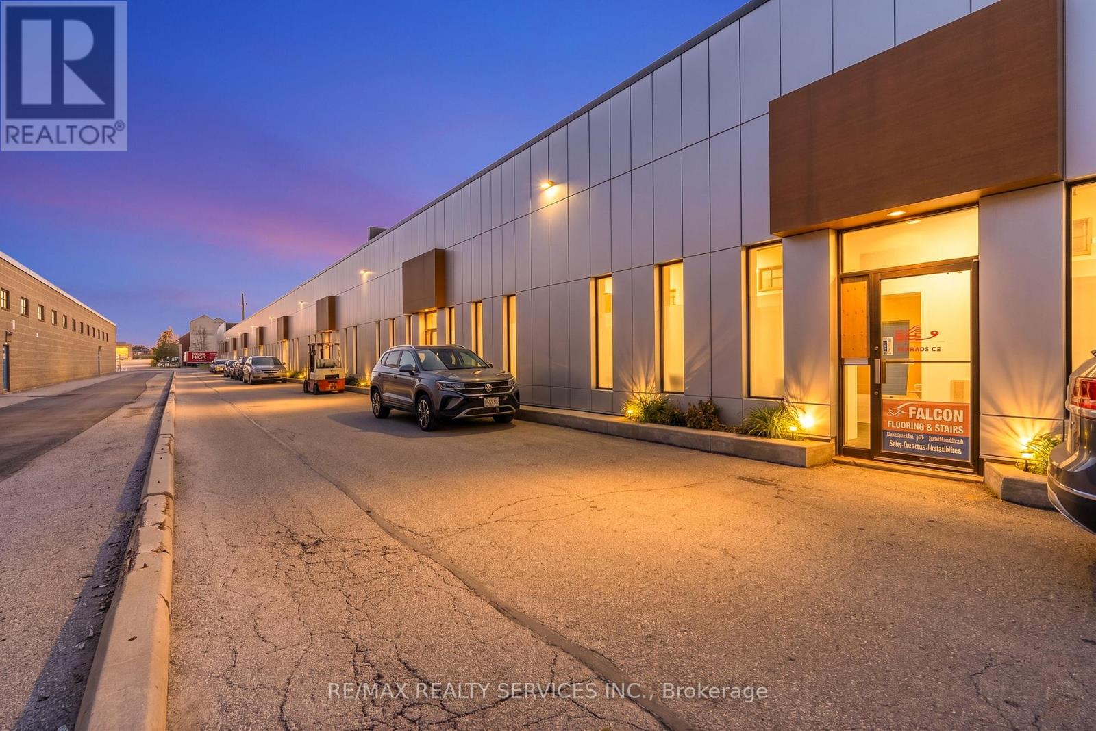 8 - 120 NORFINCH DRIVE, Toronto (Black Creek)