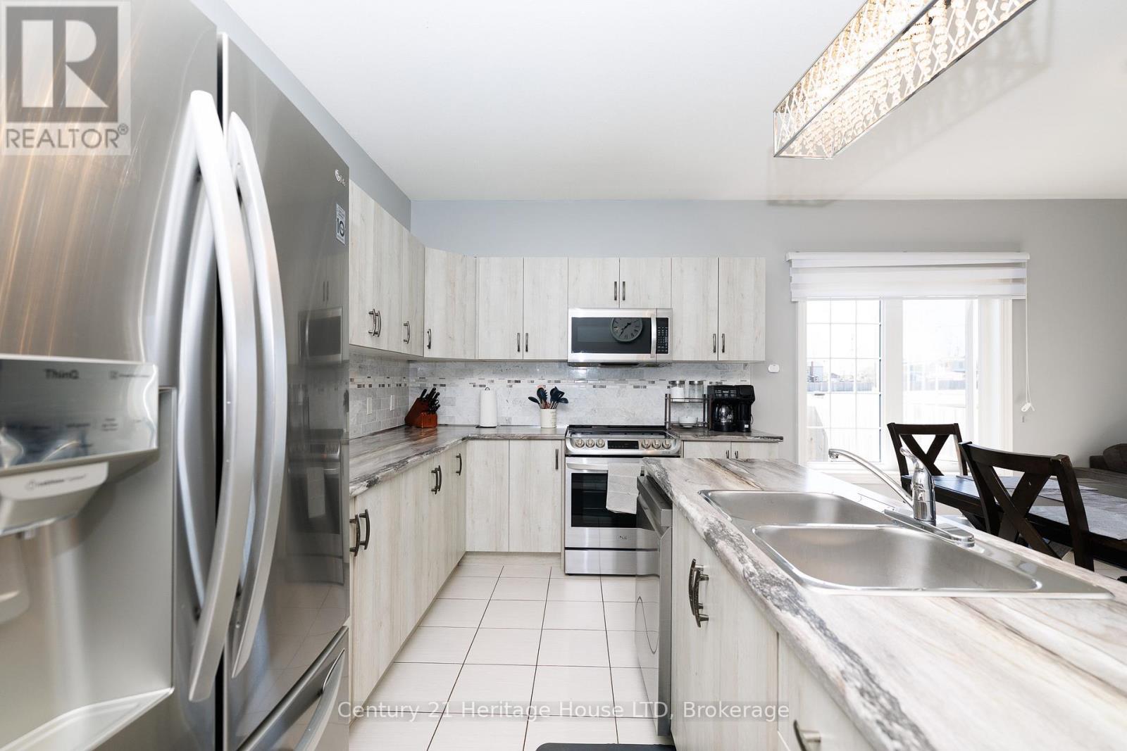 914 Burwell Street, Fort Erie, Ontario  L2A 0E3 - Photo 2 - X13053662