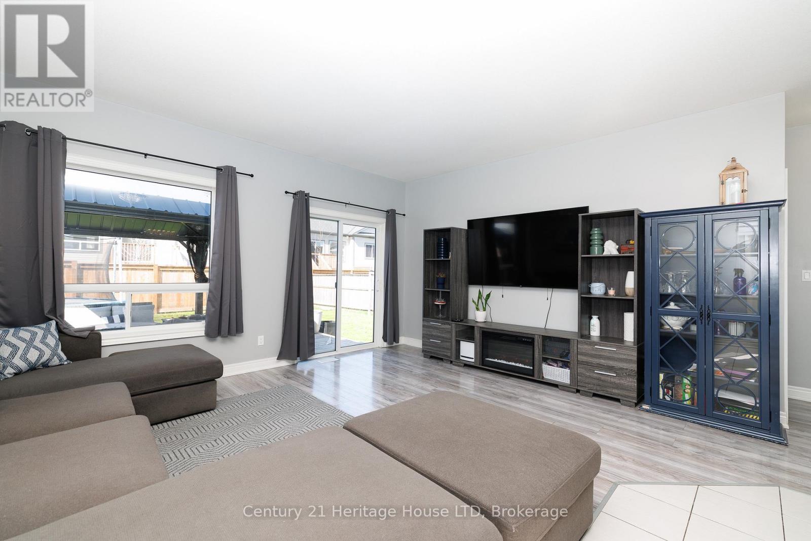 914 Burwell Street, Fort Erie, Ontario  L2A 0E3 - Photo 3 - X13053662