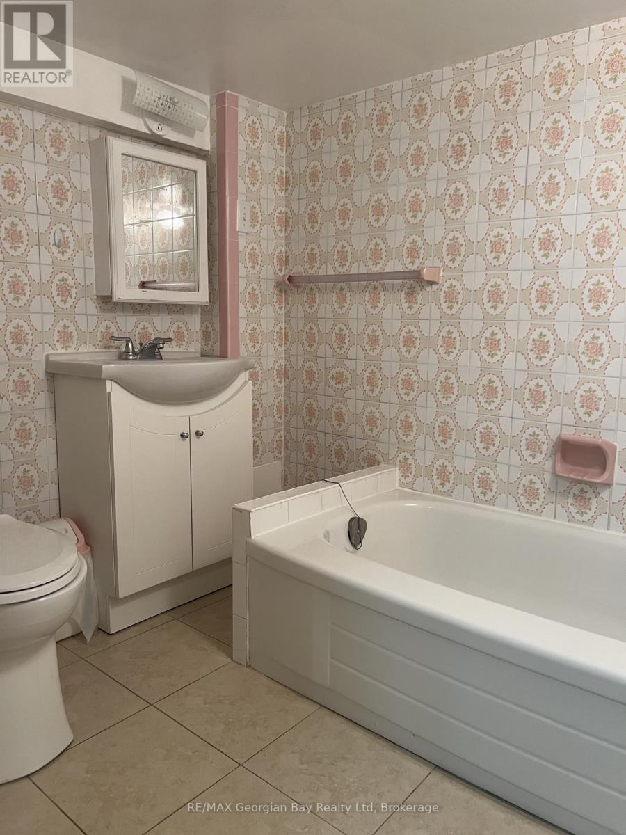 517 Milverton Boulevard, Toronto, Ontario  M4C 1X6 - Photo 14 - E13030986