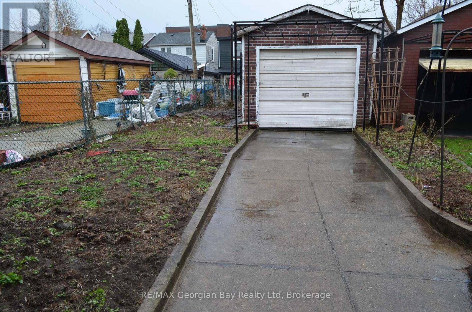 517 Milverton Boulevard, Toronto, Ontario  M4C 1X6 - Photo 16 - E13030986