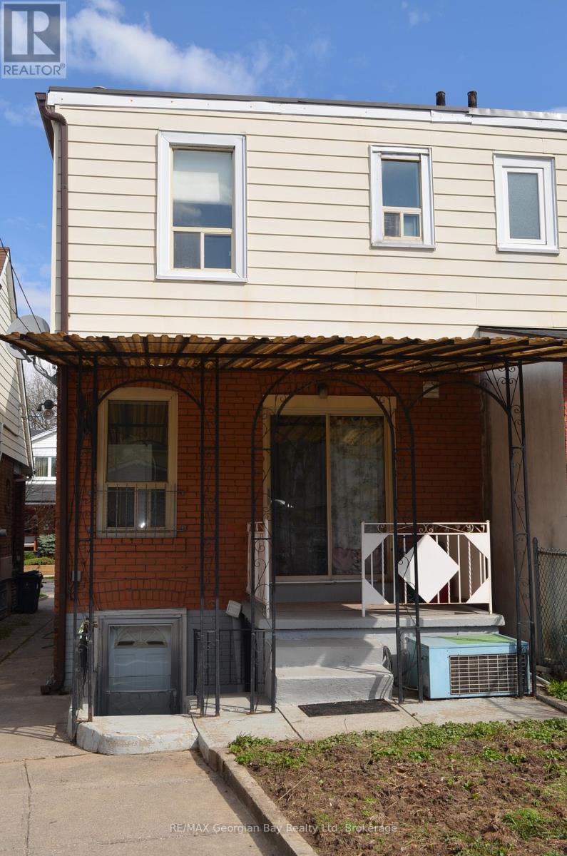 517 Milverton Boulevard, Toronto, Ontario  M4C 1X6 - Photo 17 - E13030986