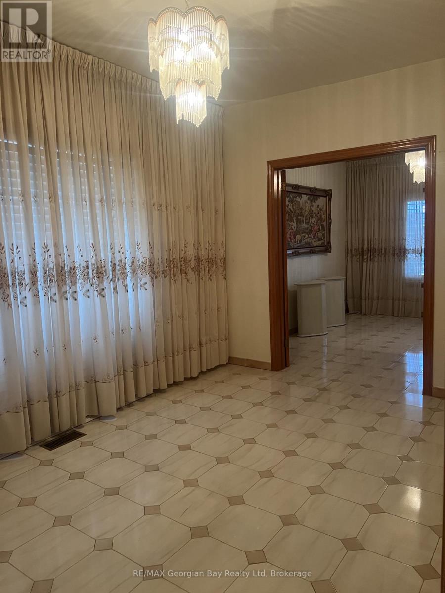 517 Milverton Boulevard, Toronto, Ontario  M4C 1X6 - Photo 4 - E13030986