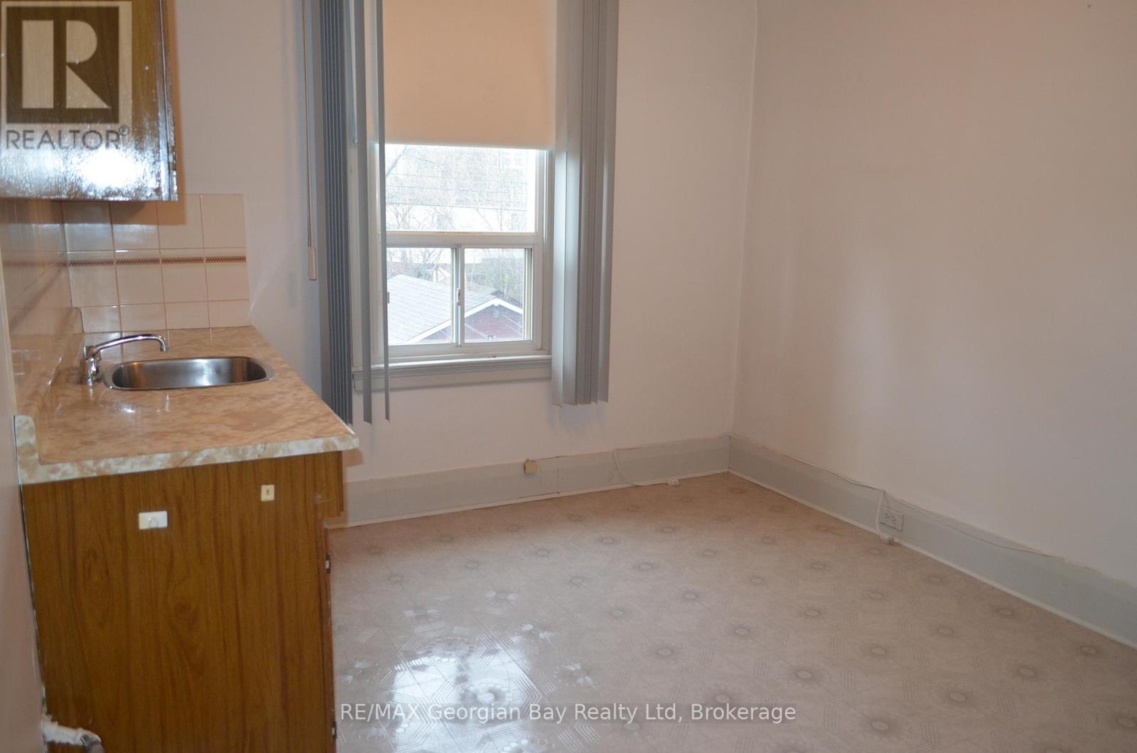 517 Milverton Boulevard, Toronto, Ontario  M4C 1X6 - Photo 7 - E13030986