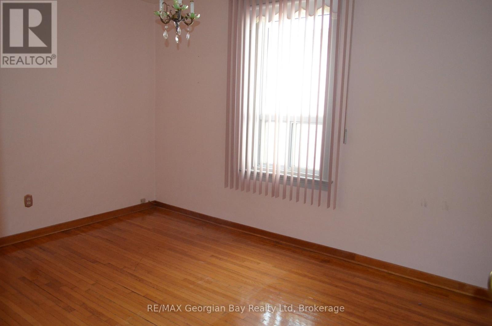 517 Milverton Boulevard, Toronto, Ontario  M4C 1X6 - Photo 8 - E13030986