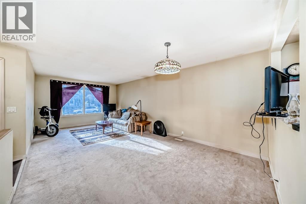 247 Bracewood Road SW, Calgary, Alberta  T2W 3C2 - Photo 9 - A2293348