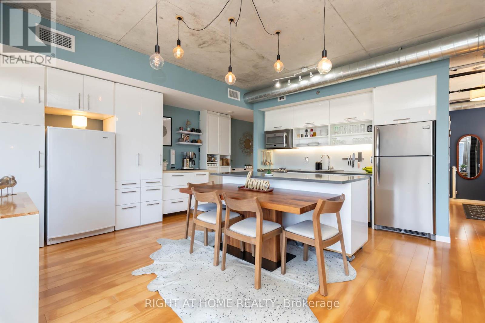 <div class="slider-price">$719,998</div><p>508 - 32 Trolley Crescent, Toronto, Ontario</p>