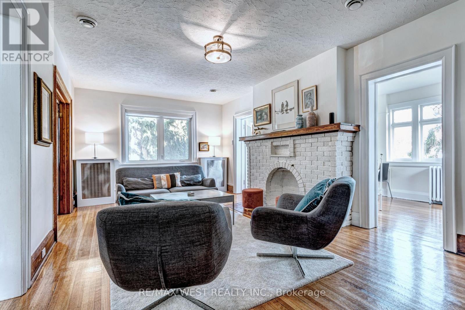 UPPER - 24 FAIRVIEW AVENUE, Toronto, Ontario