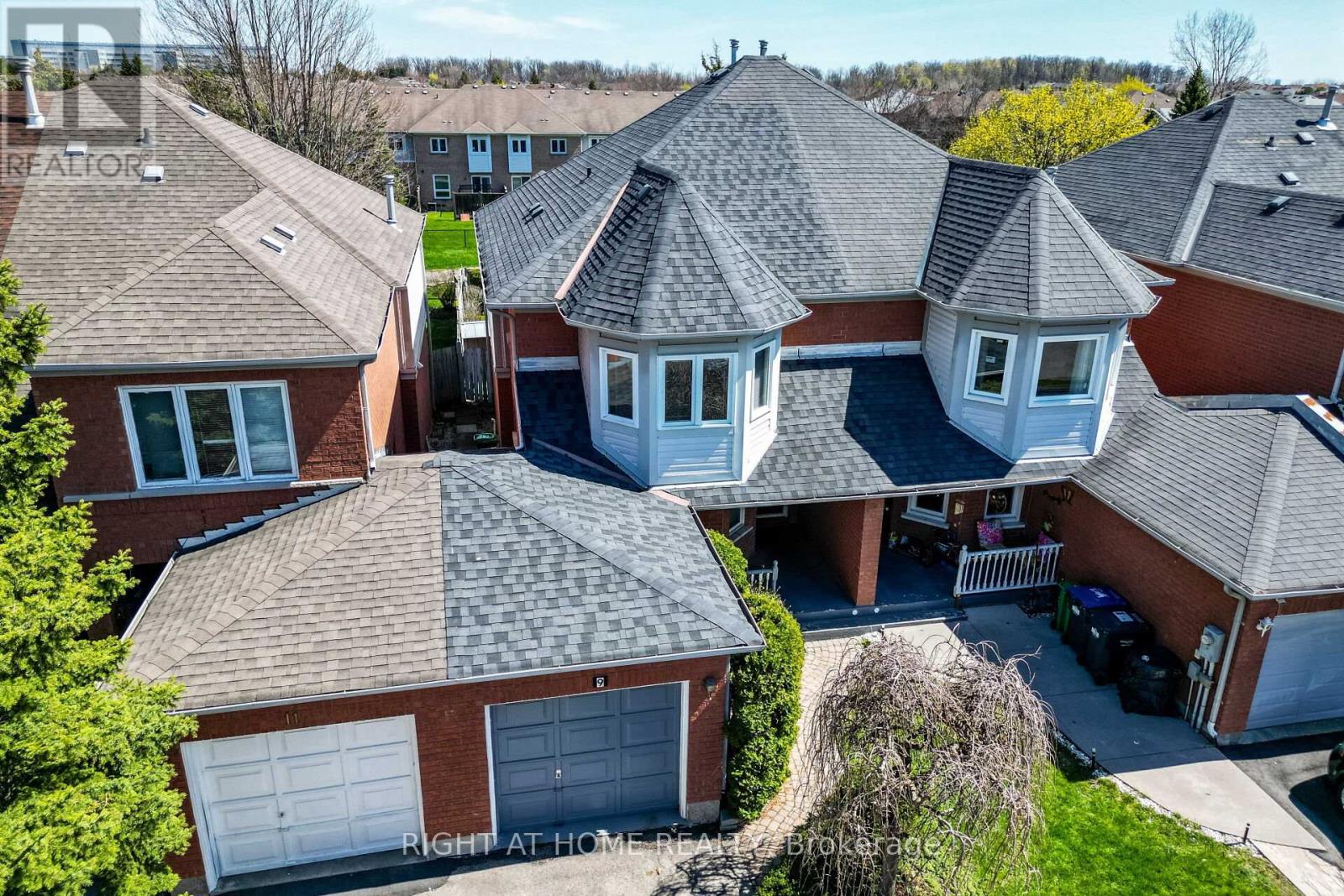 9 Woodstream Avenue, Brampton, Ontario  L6R 1N7 - Photo 2 - W13053748