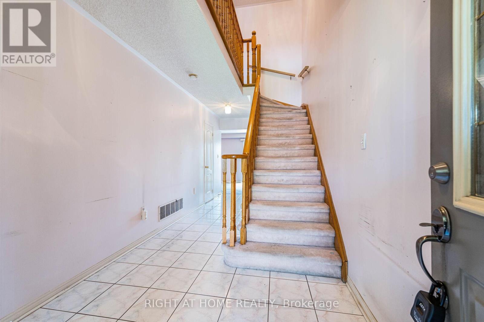 9 Woodstream Avenue, Brampton, Ontario  L6R 1N7 - Photo 5 - W13053748