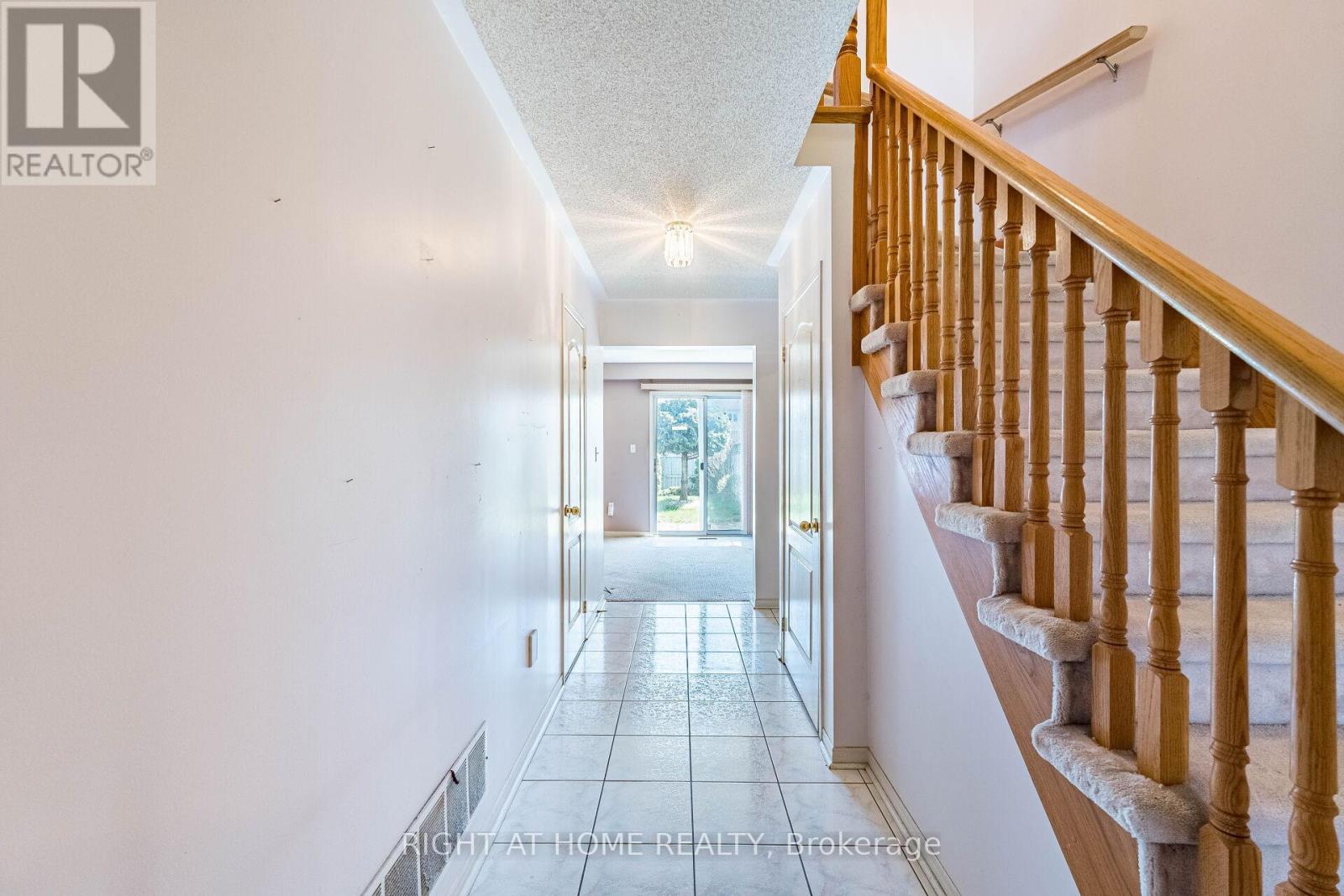 9 Woodstream Avenue, Brampton, Ontario  L6R 1N7 - Photo 6 - W13053748