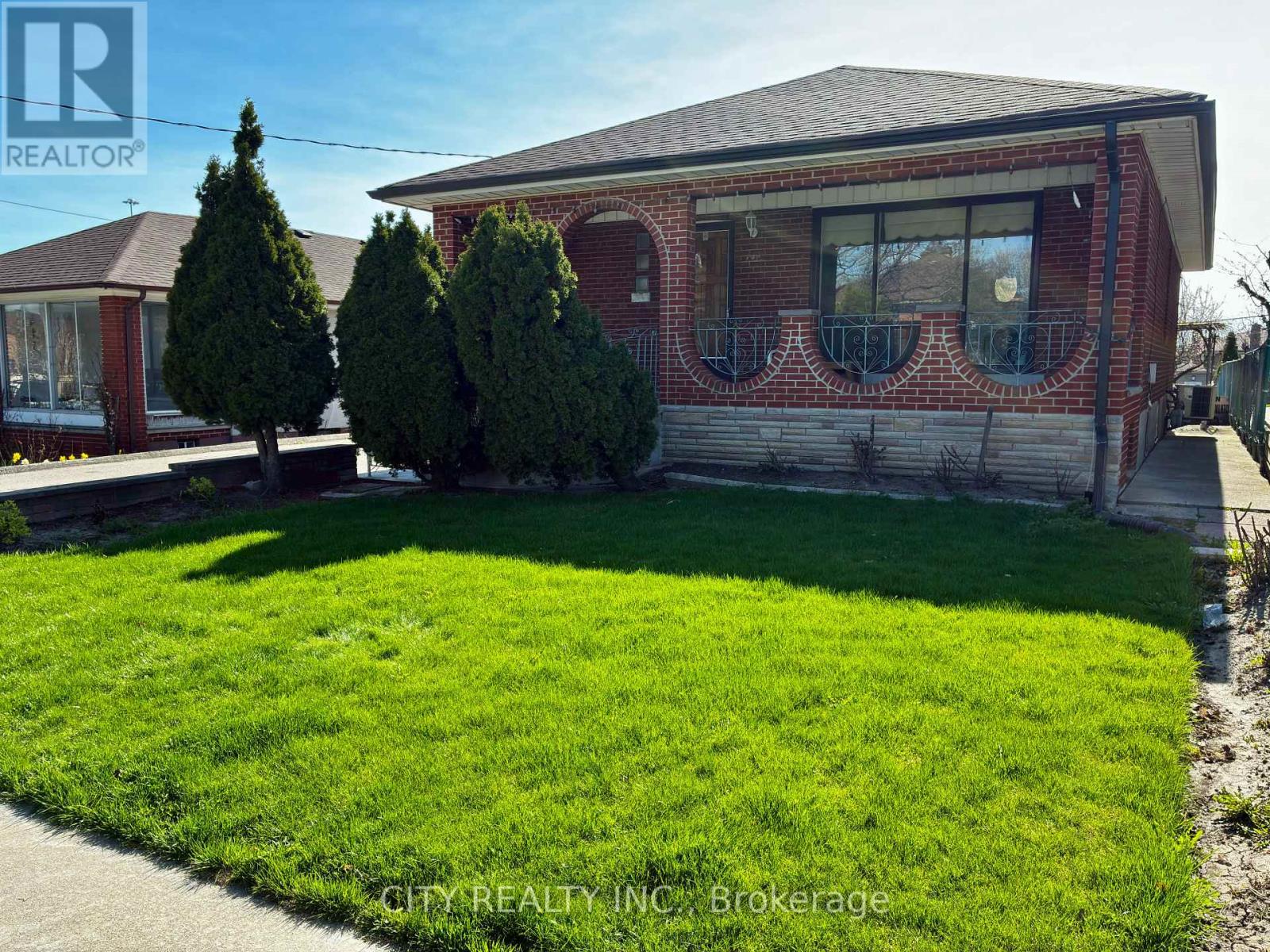 40 MONTANA AVENUE, Toronto, Ontario