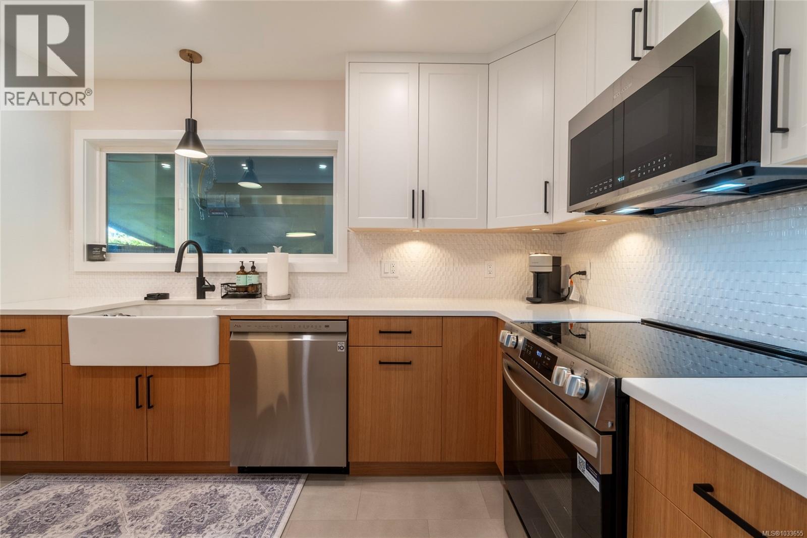 1002 Karen Cres, Saanich, British Columbia  V8X 3C6 - Photo 3 - 1033655