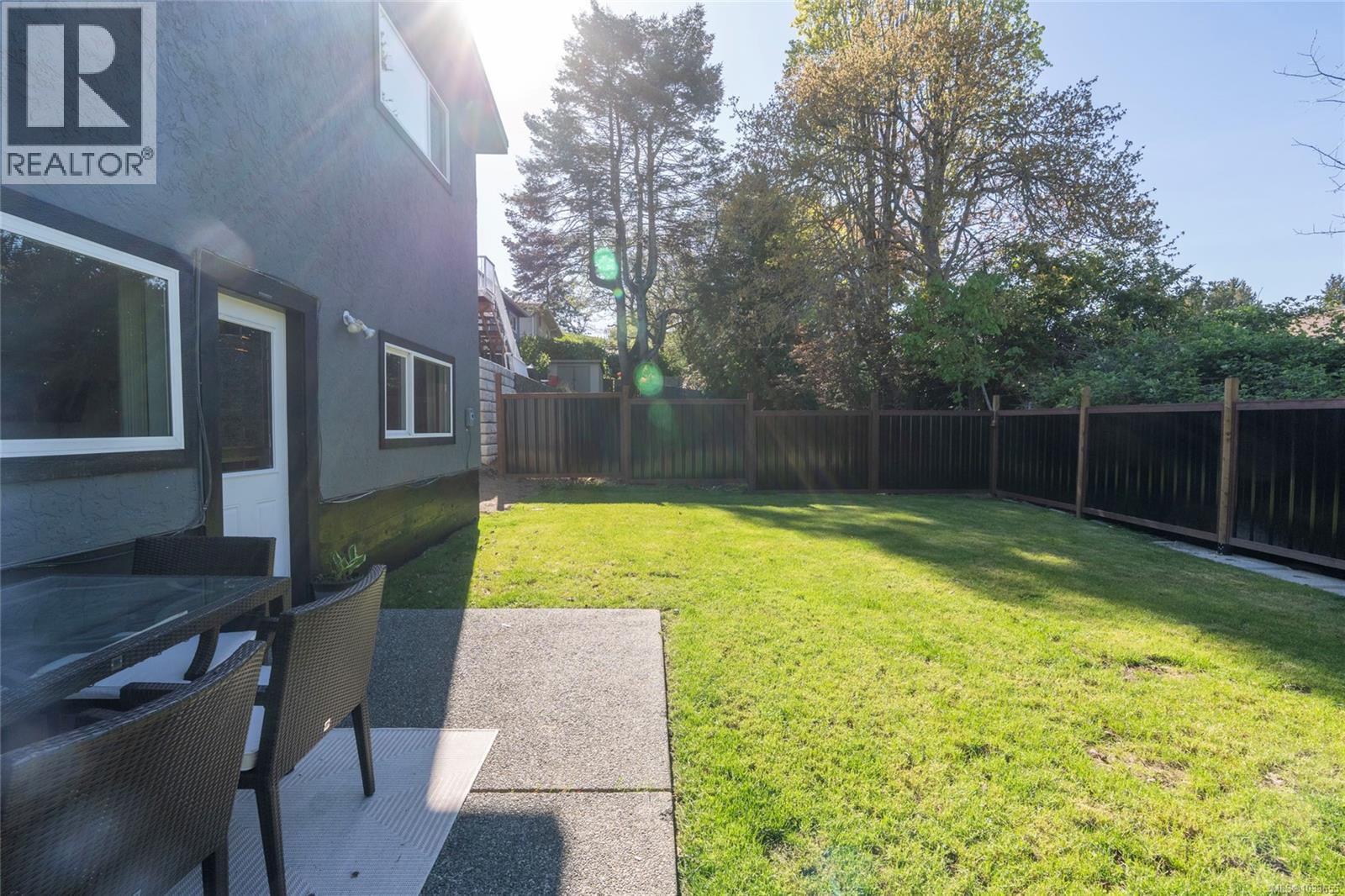 1002 Karen Cres, Saanich, British Columbia  V8X 3C6 - Photo 32 - 1033655