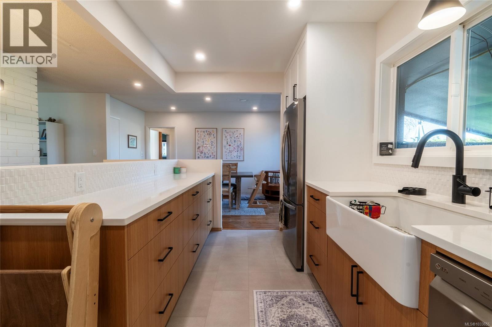 1002 Karen Cres, Saanich, British Columbia  V8X 3C6 - Photo 4 - 1033655